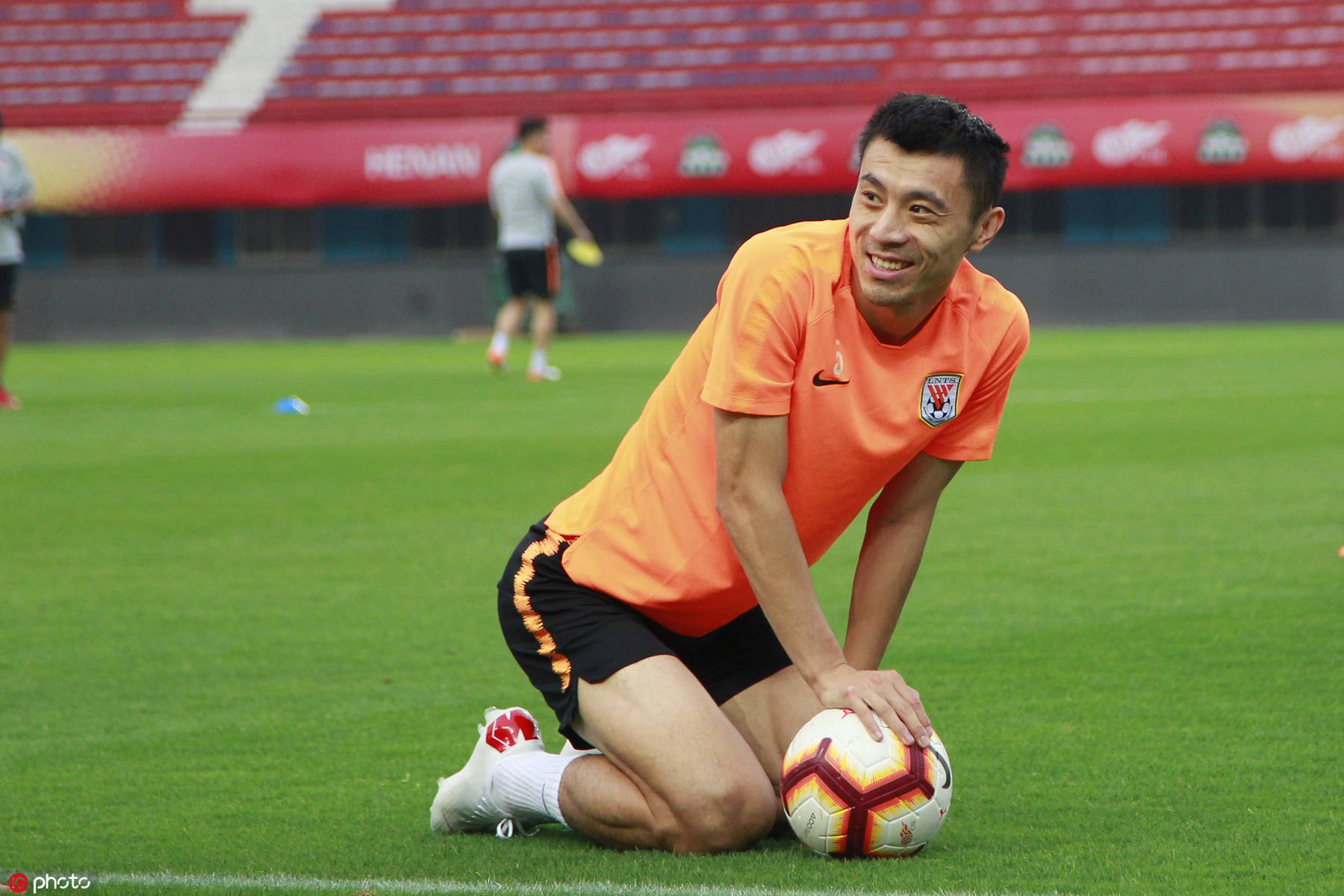 包含今夜体能课后，塞维利亚队长鼓劲备战中超，话题不断，训练强度明显提升的词条