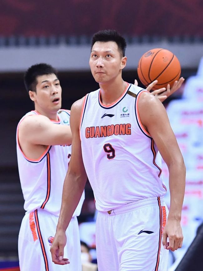 加时末段英超焦点战；山东男篮战术微调；目标明确；临场指挥获称赞的简单介绍